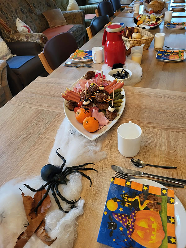 Helloweenfrühstück im Seniorenheim Sonnenblick