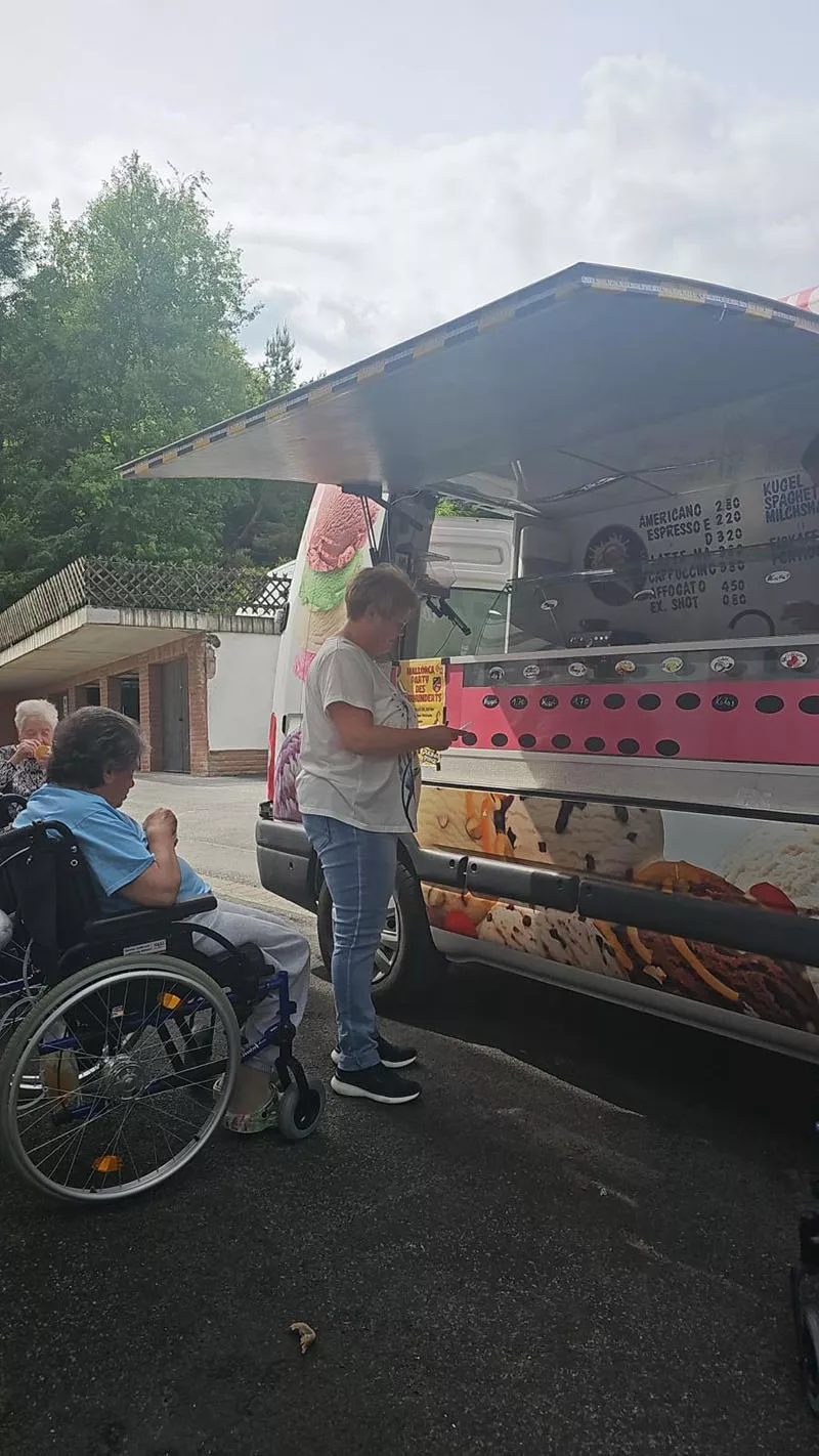 Einladung zum Eis essen im Seniorenheim Sonnenblick