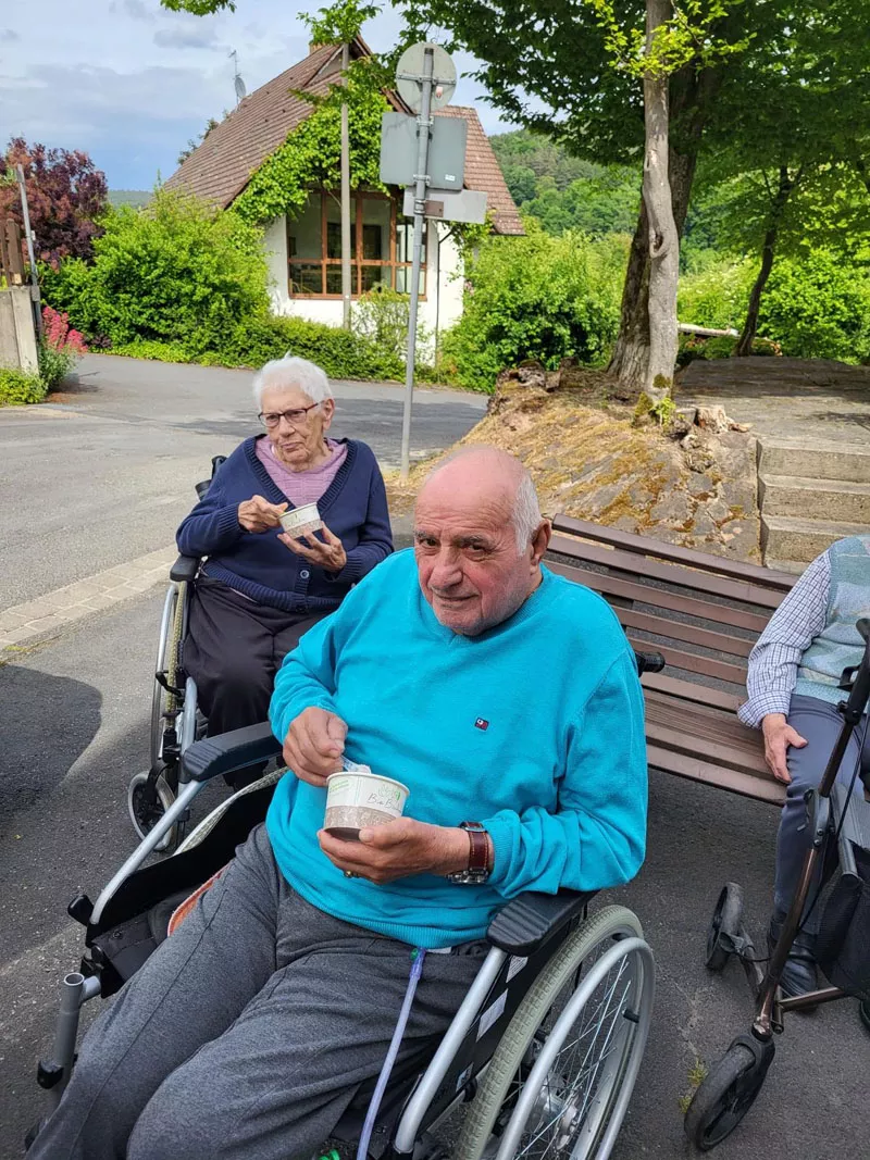 Einladung zum Eis essen im Seniorenheim Sonnenblick