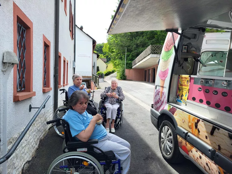 Einladung zum Eis essen im Seniorenheim Sonnenblick