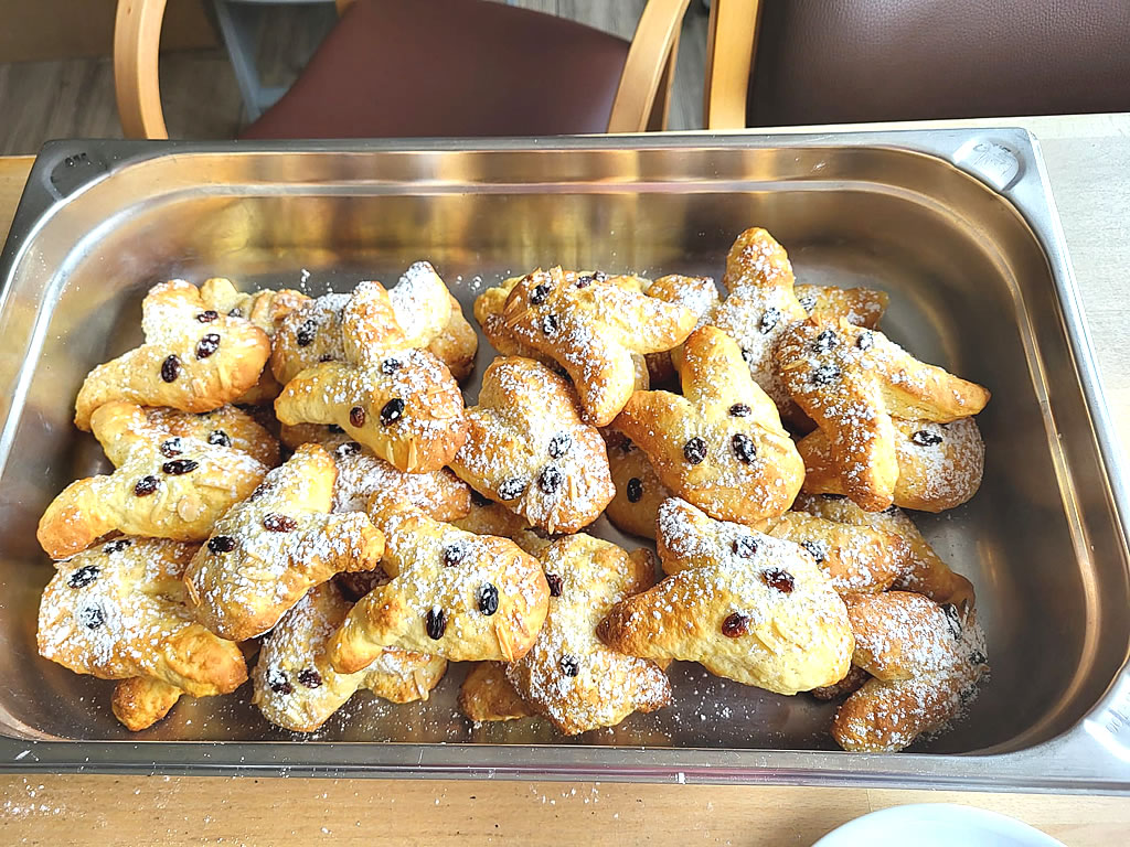 Osterbäckerei im Seniorenheim Sonnenblick 2025